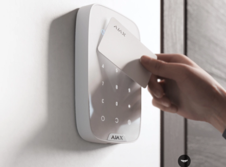 AJAX Pass acceso rápido a tu sistema de alarma sin contacto AJ-PASS-B